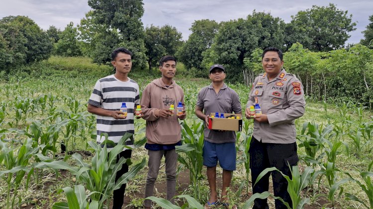Dukung Astacita, Kapolres Bagikan Herbisida Bagi Petani