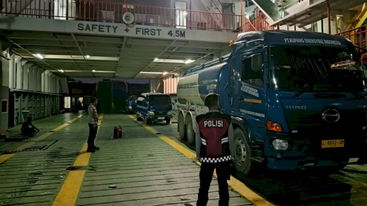 Polsek Pantaibaru Lakukan Pengamanan Proses Bongkar BBM di Pelabuhan Pantaibaru