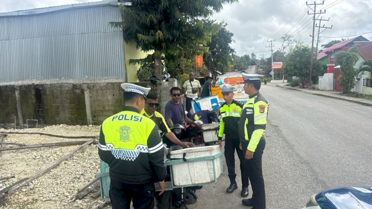 Satuan Lalu Lintas Polres Rote Ndao Gencar Sosialisasi Kamseltibcarlantas Bagi Masyarakat