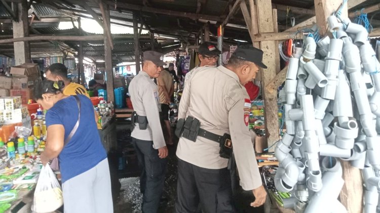 Patroli Dialogis Personel Polsek Rote Barat Laut di Pasar Busalangga