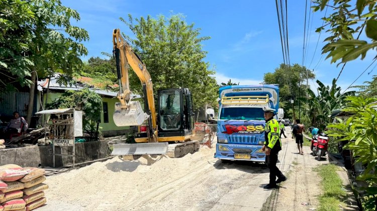 PERSONEL SATLANTAS POLRES ROTE NDAO LAKUKAN PENGATURAN DAN PENGALIHAN ARUS JALAN TRANS BA'A BUSALANGGA