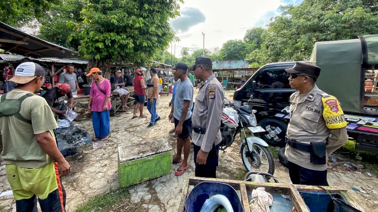 Kegiatan Patroli Preventif Personel Polsek Rote Tengah  Pada Pasar Siomeda