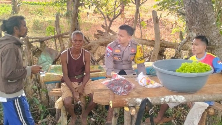 Bhabinkamtibmas Polsek Rote Selatan Sambangi Warga, Pererat Kemitraan Jaga Kamtibmas Kondusif
