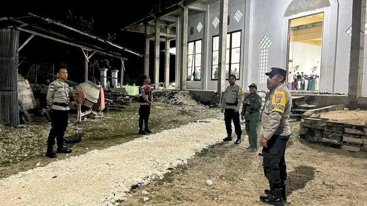 Polsek Rote Barat Laut Lakukan Pengamanan Sholat Tarawih di Mesjid Jamiatul Islamiyah Oelaba