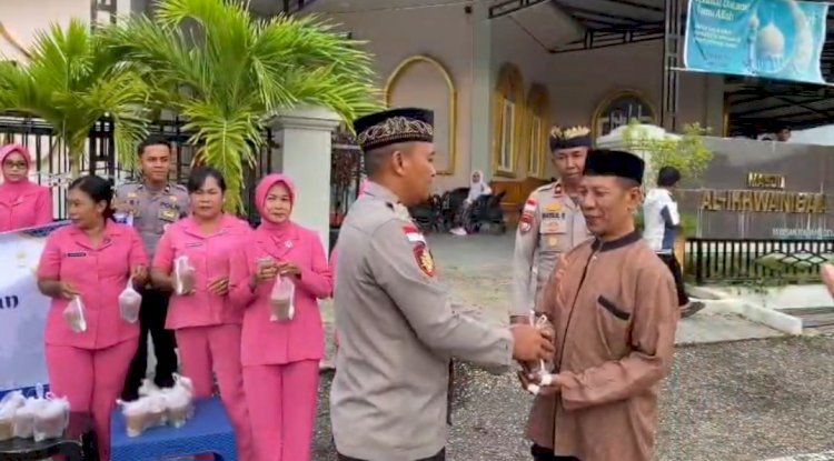 Polres Rote Ndao Bagikan Takjil Gratis, Wujud Kepedulian Polri di Bulan  Suci Ramadhan