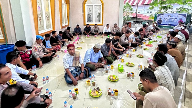 Jaga Silaturahmi, Polres Rote Ndao Gelar Buka Puasa Bersama Jemaah Mesjid Al Ikhwan Baa
