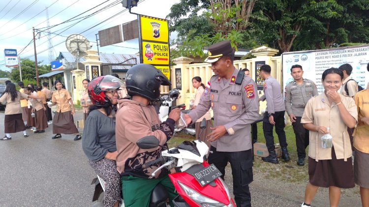 Kolaborasi Polres Rote Ndao Bersama Pelajar Berbagi Takjil Jelang Buka Puasa