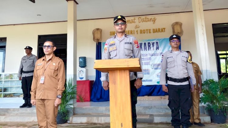 Kapolsek Rote Barat Jadi Pemimpin Upacara Bendera,  Pendekatan Humanis Dari Lingkungan Sekolah