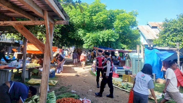 Pastikan Kenyamanan Masyarakat di Pasar Sedeoen Personel Polsek Rote Barat Lakukan Patroli  Dialogis dan Pengamanan
