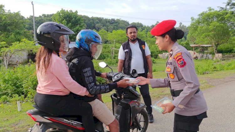 Sat Reskrim Polres Rote Ndao  Berbagi Takjil Jelang Buka Puasa Didepan Mapolres Rote Ndao