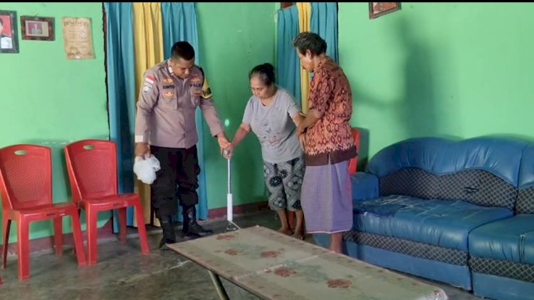 Tongkat Bantu Jalan Bagi Ibu Amelia, Bantuan Kapolres Rote Ndao Bagi Warga Desa Batulilok