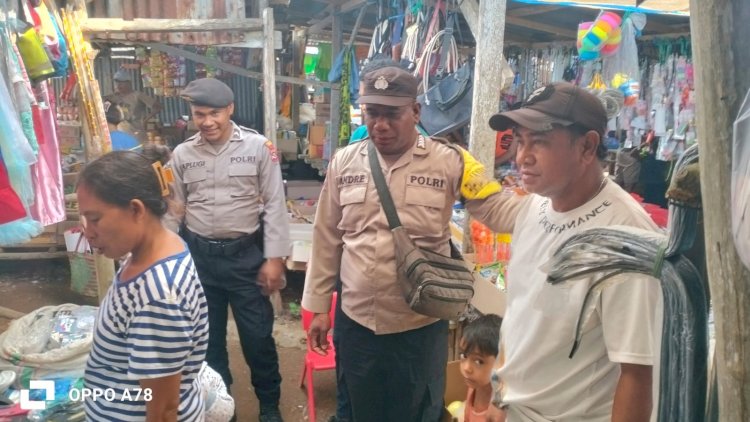 K2YD Polsek Rote Selatan Pastikan Kenyamanan Masyarakat di Pasar Oele