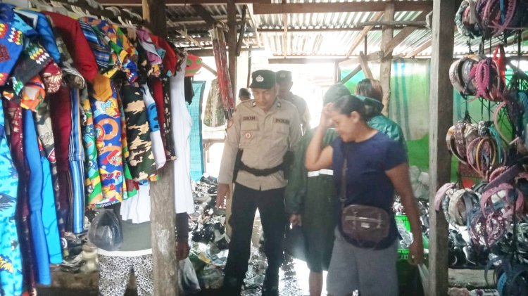 Patroli Dialogis Personel Polsek Rote Barat Laut di Pasar Busalangga