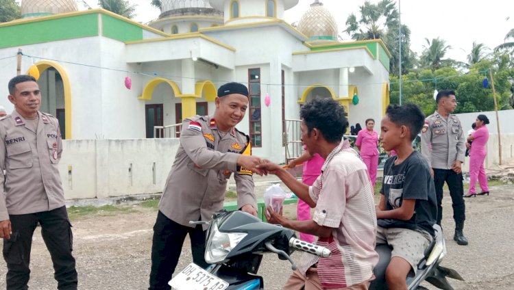 Polsek Rote Barat Daya Berbagi Takjil Bersama Masyarakat Jelang Buka Puasa