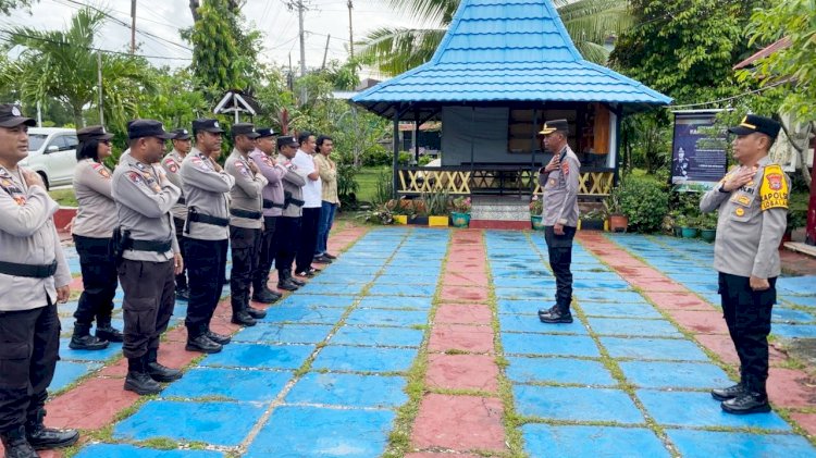 Wakapolres Pimpin Aksi Bersih Bersih Mesjid, Pasca Apel Bersama di Polsek Lobalain