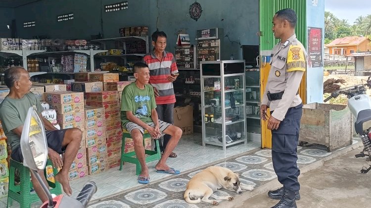 Sambangi Warga Binaan,  Bhabinkamtibmas Polsek Rote Barat Laut Pastikan Kamtibmas Tetap Kondusif