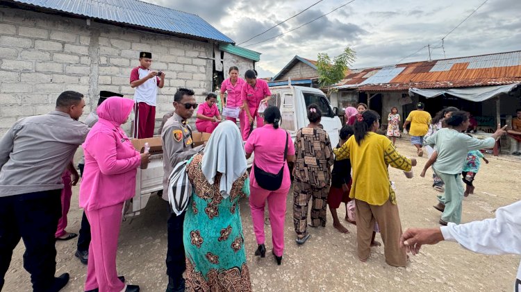 Polsek Rote Timur Bagi Takjil Bagi Masyarakat Jelang Buka Puasa