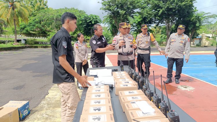 Optimalisasi Komunikasi, TIK Polres Rote Ndao Distribusi HT Bagi Pejabat Polres dan Kapolsek Jajaran