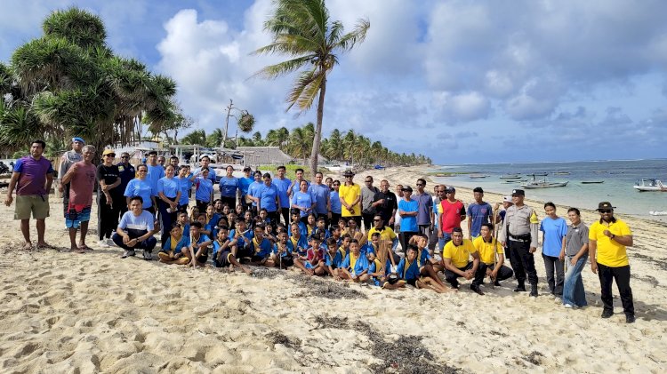 Polsek Rote Barat dan Masyarakat Bersihkan Sampah di Pesisir Pantai Nemberala
