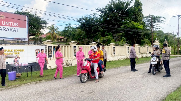 Polsek Rote Barat Daya Bagikan Takjil Gratis Didepan Mapolres  Rote Ndao