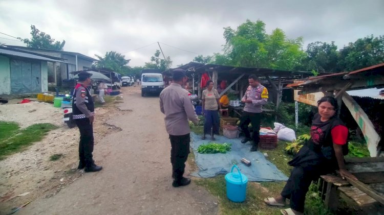 Pastikan  Kamtibmas Terjaga, Polsek Rote Selatan Lakukan Pengamanan di Pasar Oele