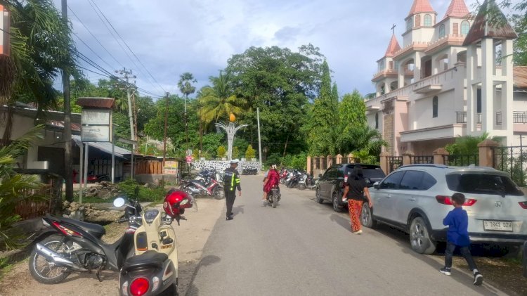 Sat Lantas Polres Rote Ndao Ciptakan Kamseltibcarlantas Saat Kebaktian Minggu