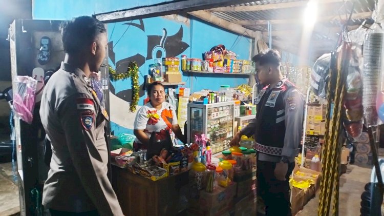 Patroli Malam Personel Polsek Rote Selatan Sasar Aktifitas Masyarakat di Malam Hari