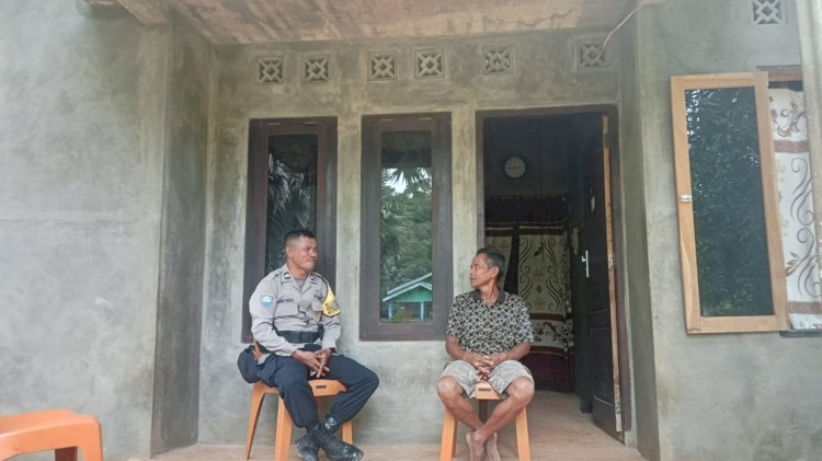 Bhabinkamtibmas Polsek Rote Barat Laut Sambangi Warga, Tingkatkan Edukasi Pembinaan Kamtibmas