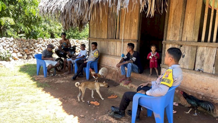 Bhabinkamtibmas Polsek Rote Barat Laut Sambangi Warga, Jaga Kemitraan Dengan Warga di Desa Binaan