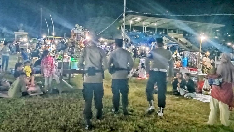 Patroli Jalan Kaki Personel Polsek Lobalain di Area Expo UMKM  Rote Ndao