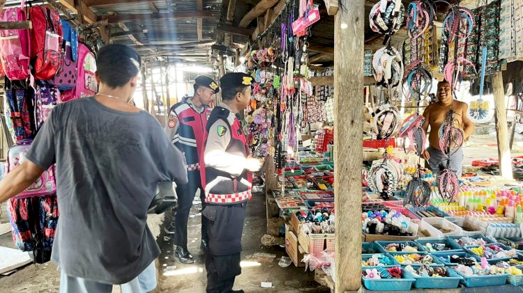 Patroli Dialogis di Pasar Busalangga, Polsek Rote Barat Laut Pastikan Keamanan Masyarakat