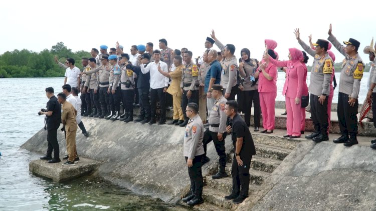 Kapolda NTT Serahkan  6 Unit Perahu, Bansos Bagi Masyarakat dan Pelajar Dusun Airani