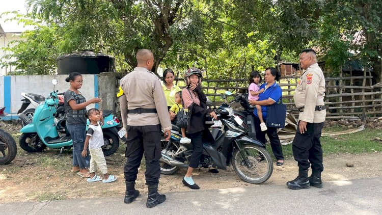 Patroli Pencegaham Aksi Premanisme Polsek Rote Tengah  di Desa Siomeda