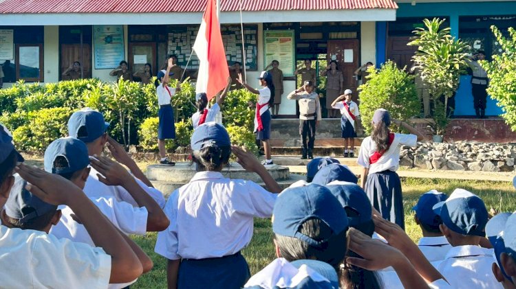 Polsek Rote Tengah Laksanakan Upacara Bendera Bersama UPTD SMPN 1 Rote Tengah