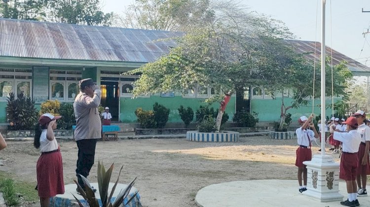 Bhabinkamtibmas Polsek Rote Timur Pimpin Upacara Bendera di SD Hailean