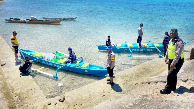 Bansos Kapolda NTT Bagi Warga Airani Diserahkan Langsung Kapolres Rote Ndao