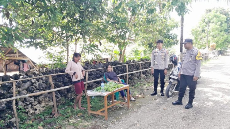 Melalui Patroli Dialogis, Personel Polsek Rote Selatan Jamin Kenyamanan Masyarakat Dalam Beraktifitas.