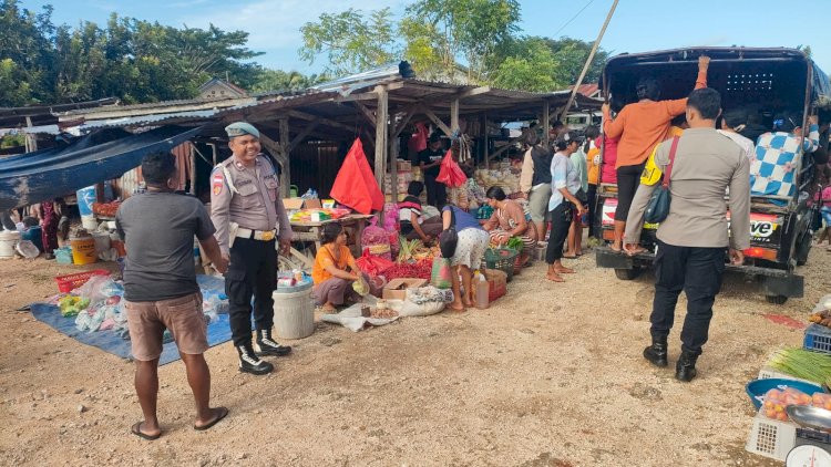 Pastikan Kenyamanan Masyarakat, Personel Polsek Rote Selatan Lakukan Pengamanan di Pasar Oele