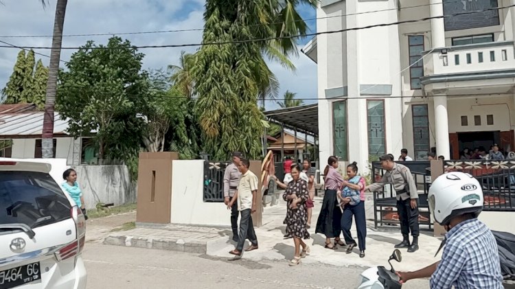 Wujudkan Rasa Aman Saat Ibadah, Personel Polsek Lobalain Lakukan Pengamanan di Gereja