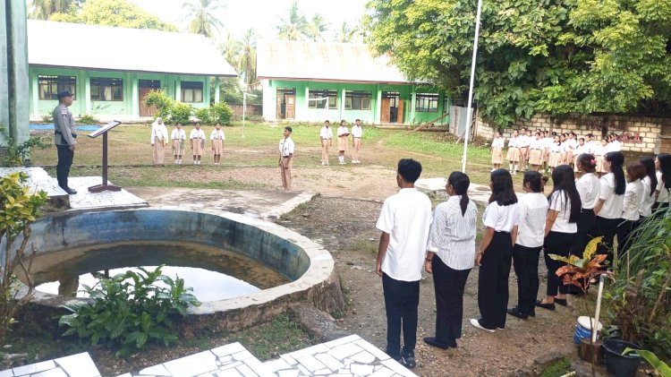 Personel Polsek Rote Barat Daya Sebagai Pemimpin Upacaradi SMK Kencana Sakti Lidamanu