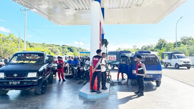 Polsek Rote Barat Laut Lakukan Pengamanan di SPBU Longgo, Jamin Keamanan Warga Saat Antrean