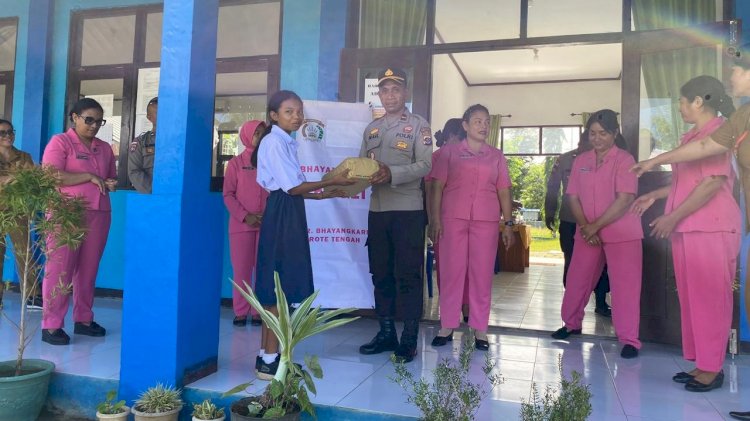 Bentuk Kepedulian Atas Pendidikan, Bhayangkari Polsek Rote Tengah Salurkan Bantun Bagi Siswa SMPN 2 Rote Tengah