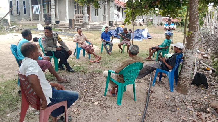 Bhabinkamtibmas Desa Oenitas Sambangi Warga, Sampaikan Edukasi Pembinaan Kamtibmas