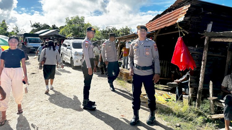 Pengamanan di Pasar Oele, Polsek Rote Selatan Pastikan Aktifitas Ekonomi Masyarakat Berjalan Aman