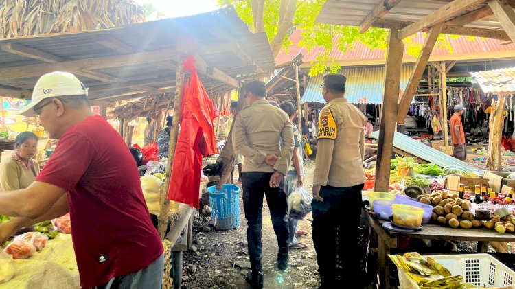 Jamin Keamanan Masyarakat, Personel Polsek Rote Barat Daya Laiukan Pengamanan di Pasar Sakubatun