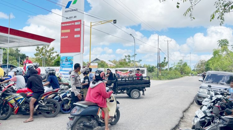 Diskresi Personel Polsek Rote Barat Laut Untuk Ciptakan Kamseltibcarlantas di Area SPBU