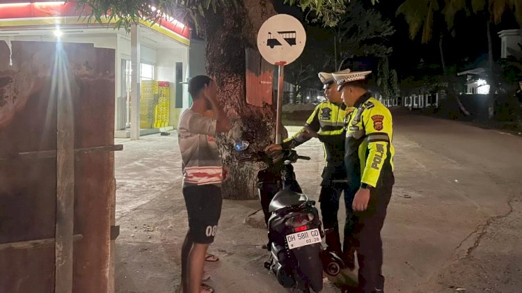 Satuan Lalu Lintas Polres Rote Ndao Tingkatkan Edukasi Kamseltibcarlantas Bagi Pengendara