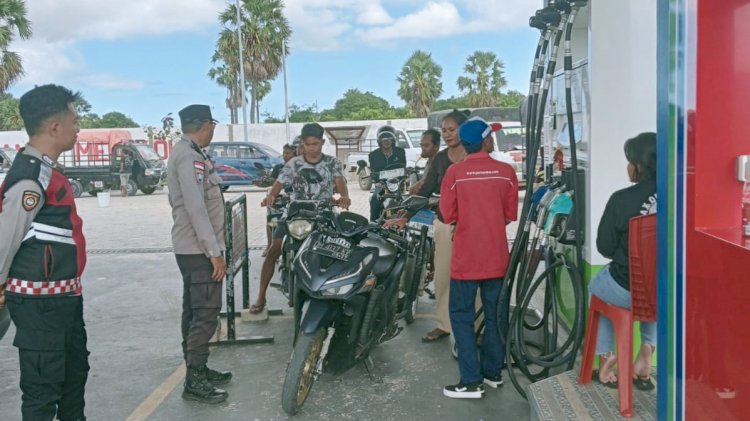 Pastikan Kenyamanan Masyarakat, Polsek Rote Barat Lakukan Pengamanan di SPBU Sedeoen