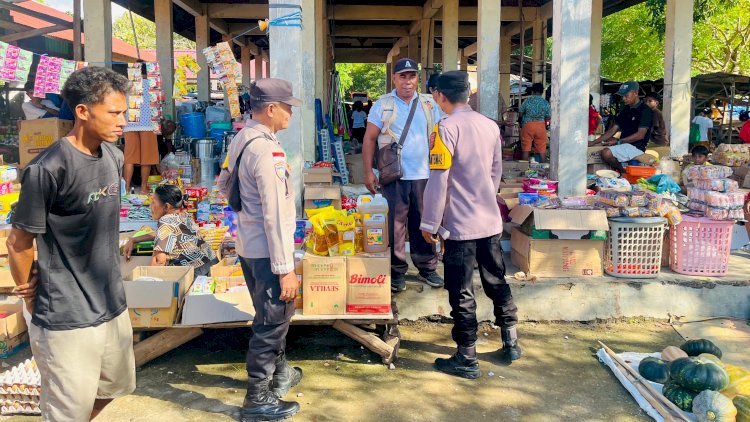 Pastikan Masyarakat Merasa Aman, Polsek Rote Barat Daya Lakukan Pengamanan di Pasar Tudameda
