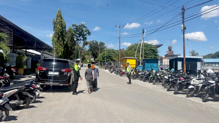 Ciptakan Kamseltibcarlantas, Personel Sat Lantas Polres Rote Ndao Lakukan Pengamanan Saat Sholat Jumat